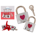 Silberfarbenes Liebesschloss mit rotem Herz,
