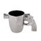 Silberfarbener Becher mit Revolvergriff,