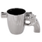 Silberfarbener Becher mit Revolvergriff,