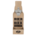 Metall-Flaschenöffner auf Holzbrett mit
